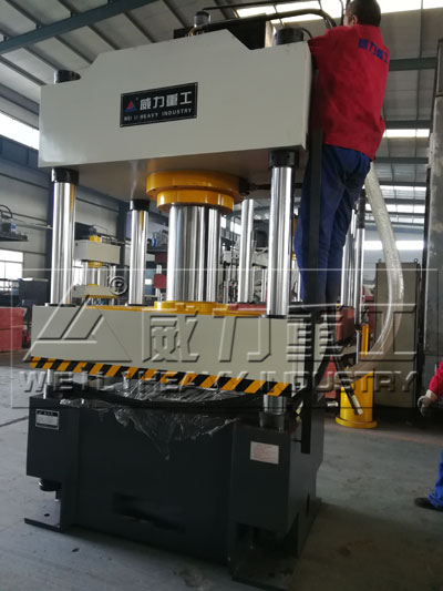 不銹鋼水箱成型液壓機調(diào)試